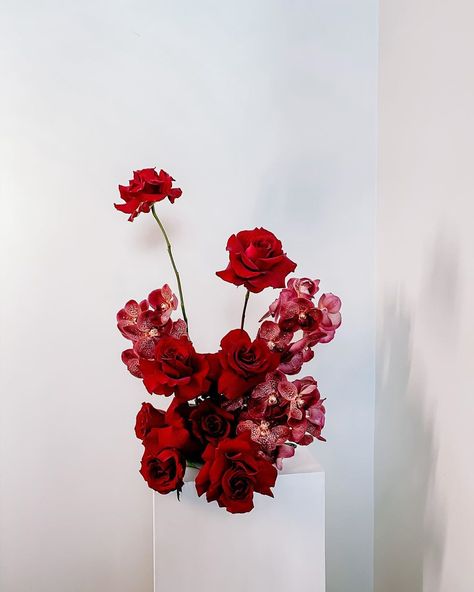 Wedding Flower Arrangements Roses, White And Red Flowers Aesthetic, All Rose Wedding Bouquet, Modern Floral Bouquets, Christmas Themed Wedding Flowers, Deep Red Floral Arrangements, Red Roses For Wedding, Red Rose Floral Arrangements, Red Florals For Wedding