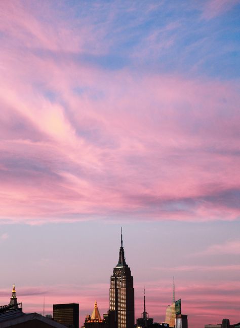 Beautiful! My favourite place in the world and pink skies! Skyline Sunset, Murs Roses, Photography City, Sunset Beautiful, City Fashion, Fashionista Art, Picture Collage Wall, Pastel Pink Aesthetic, Outfit Design