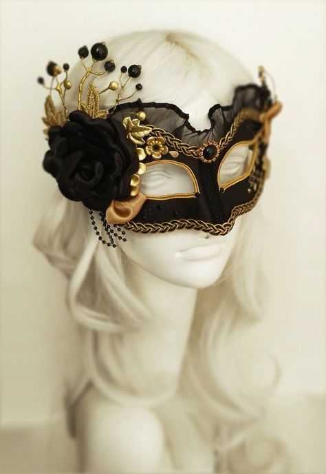 Topeng Mata, Black And Gold Masquerade Mask, Masquerade Outfit Ideas, Masquerade Ball Outfits, Gold Masquerade Mask, Masquerade Outfit, Masquerade Prom, Masquerade Ball Mask, Masquerade Theme