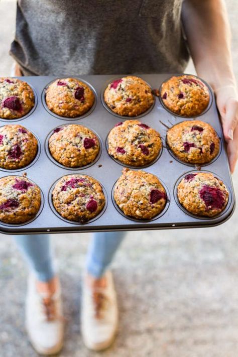 Low FODMAP Dark Chocolate & Raspberry Muffins - A Little Bit Yummy Low Fodmap Lunch, Low Fodmap Snack, Dark Chocolate Muffins, Chocolate Raspberry Muffins, Fodmap Baking, Fodmap Lunch, Low Fodmap Snacks, Dark Chocolate Raspberry, Fodmap Snacks