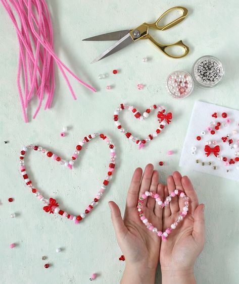 Bead Valentine Craft, Pipe Cleaner Heart Rings, Easy Prep Kindergarten Crafts, Adult Valentine Crafts, Heart Preschool Activities, Pony Bead Heart, Pipe Cleaner Heart, Valentines Day Crafts For Kids, Crafts Teens