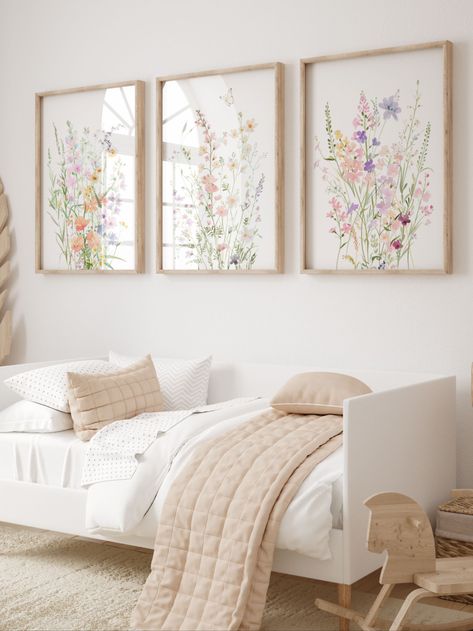 These lovely pastel wildflower prints would be a beautiful boho accent to your girl's nursery. Its soothing minimalist style will add a warm and cozy atmosphere to your girl's room. Earth Tone Living Room, Earth Tone Wall Art, Nursery Wall Art Girl, Girl Nursery Room, Flower Nursery, Flower Artwork, Nursery Set, Style Minimaliste, Pastel Floral