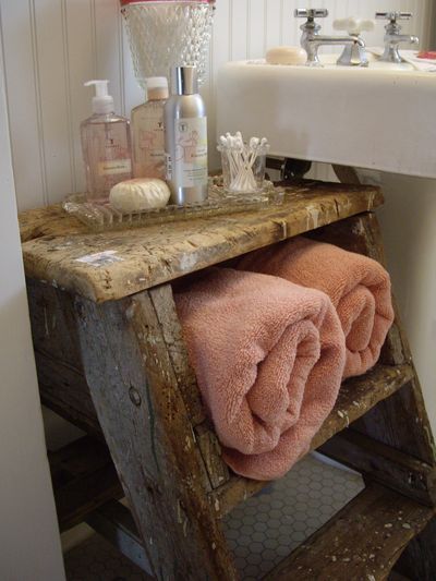 Old Step Ladder...re-purposed into primitive bathroom towel storage!  This cute site shows lots of creative trash to treasure ideas! Bathroom Towel Storage Ideas, Primitive Bathroom, Bathroom Towel Storage, Primitive Bathrooms, Old Ladder, Vintage Ladder, Diy Towels, Towel Organization, Vintage Towels