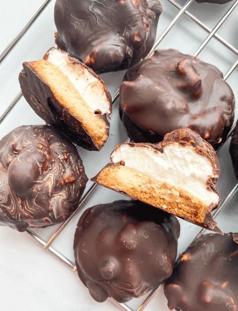 5 Ingredient Vegan Mallomars Vegan Marshmallow Desserts, Dairy Free Cinnamon Rolls, Vegan Bakes, Chocolate Covered Cookies, Fast Desserts, Chocolate Dipped Cookies, Vegan Marshmallows, Cookie Base, Vegan Cookie