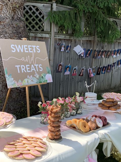 Grad party Grad Party Fruit Ideas, Grad Party Food Display, Party Themes Graduation, Cute Open House Ideas, Shirley Temple Bar For Grad Party, Grad Party Breakfast Ideas, Country Grad Party Ideas, Grad Party Must Haves, Shared Graduation Party Ideas