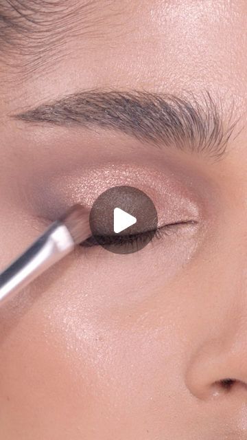 Anastasia Beverly Hills on Instagram: "Turning up the heat with our Sultry Mini Eyeshadow Palette 🔥 Head to the link in bio to get yours NOW 🏃🏾‍♀️ #AnastasiaBeverlyHills" Sultry Anastasia Looks, Eyeshadow Brushes Guide, Eyes Make Up, Make Up Eyes, Anastasia Palette, Anastasia Makeup, Eye Makeup Guide, Anastasia Beverly Hills Eyeshadow, Eyeshadow Styles