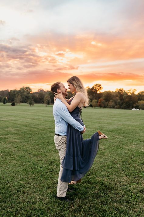 Engagement Photos In Nashville, Nashville Photoshoot Locations, Nashville Photoshoot, Nashville Engagement Photos, Nashville Engagement, Fall Engagement Pictures, Outdoor Engagement Photos, Centennial Park, Engagement Photo Locations