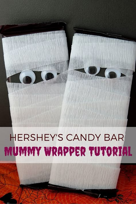 Easy Halloween treats - Hershey's candy bar mummy tutorial Halloween Candy Crafts, Sac Halloween, Easy Halloween Treats, Halloween Candy Bar, Dulceros Halloween, Halloween School Treats, Fun Halloween Treats, Hershey Candy, Halloween Party Snacks