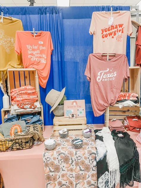 T-shirt Booth Display Ideas, Tee Shirt Booth Display, How To Set Up A Shirt Booth, Vendor Tablecloth Ideas, Shirt Craft Fair Display, Merchandise Booth Display Ideas, Sales Booth Display Ideas, T Shirt Market Display, Shirt Market Display