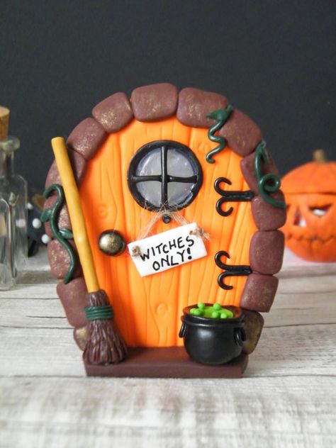 Halloween decorations clay ideas Fairy Door Polymer Clay, Christmas Fairy Doors Ideas, Diy Miniature Halloween Decorations, Polymer Clay Halloween House, Halloween Sculpey Clay Ideas, Halloween Fairy Door, Clay Gravestone, Polymer Clay Cauldron, Air Dry Clay Halloween Projects