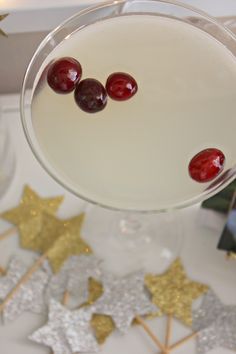 Winter White Cosmo, Aperitif Cocktails, Winter Beverages, Cosmo Recipe, Mixology Drinks, Pretty Glasses, Seasonal Cocktails, Christmas Drinks Alcohol, White Cosmo