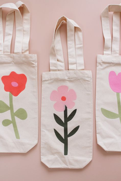 Flower Wine Gift Bag DIY — Entertain the Idea Tie Dye Canvas Tote Bag Diy, Flower Bag Design, Canvas Bag Art Ideas, Christian Tote Bags Diy, Cricut Bag Ideas, Tote Bag Decorating Ideas, Tote Bag Display, Canvas Tote Bag Painting, Canvas Bag Painting Ideas