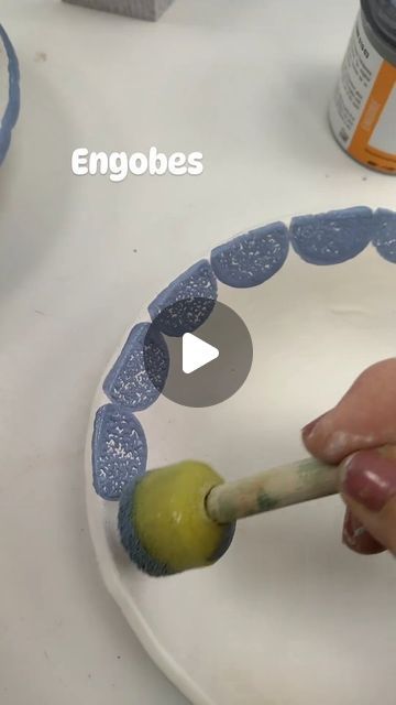 Painting Ideas On Clay, Ceramic Bowl Glaze, Pottery Decoration Ideas, Diy Talavera Pottery, Pottery Platter Painting Ideas, Painting On A Plate, How To Paint Ceramics, Ceramics Plate Ideas, Ceramic Bowl Ideas Painted