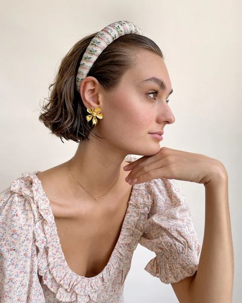 Floral Jewelry – LELET NY Padded Headband Outfit, Headband Short Hair, Headband Photoshoot, Metallic Headband, Headband Looks, Hair Pinned Back, Editorial Look, Hairstyle For Prom, Hairstyle For Short Hair