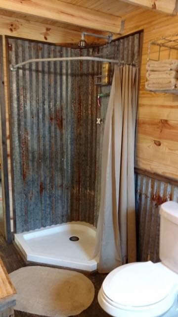 Barn tin shower.-this looks just like the one we put in the cabin! Rustic Farmhouse Bathroom Ideas, Barn Bathroom, Casa Hobbit, Rustic Farmhouse Bathroom, Modern Bathroom Remodel, Mid Century Modern Bathroom, Shower Toilet, Cabin Bathrooms, Rustic Bathroom Designs