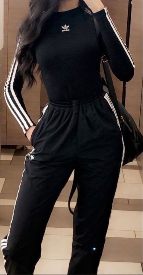 casual Gym Outfits For Women Korean, Sport Training Outfit, Trendy Gym Outfits For Women, Gym Modest Outfit, Gym Outfit Modest, Classy Gym Outfits, Knee Fat Workout, Outfit Gym Mujer, Modest Sporty Outfits