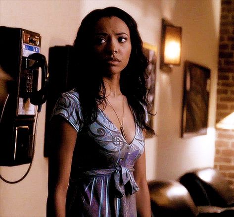 Kat Graham as Bonnie Bennett on The Vampire Diaries Bonnie Bennett Gif, Haley Bennett Gif, Expression Bonnie Bennett, Bonnie Bennett Season 1, Shifting Claims, Bennett Aesthetic, Davina Claire Gif, Bonnie Bennet, Tvd Cast