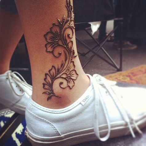 modren simple mehndi designs for feet Paisley Tattoos, Henna Hand Designs, Henna Ink, Henne Tattoo, Jagua Henna, Leg Henna, Tato Henna, Cute Henna, Foot Henna