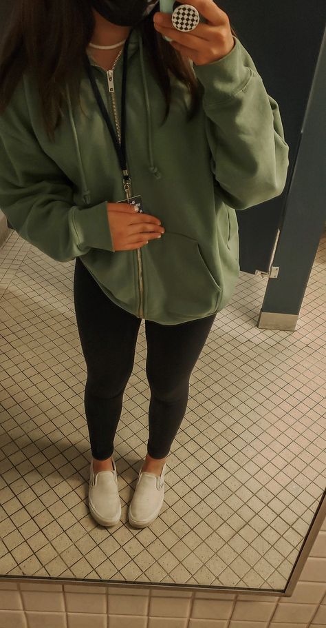 Sage Zip Up Hoodie Outfit, Green Zipper Hoodie Outfit, Green Hoddies Outfits Ideas, Army Green Leggings Outfit Casual, Army Green Sweatpants Outfit, Sage Green Zip Up Hoodie Outfit, Hoddies Outfits Woman Aesthetic, Sage Green Hoodie Outfit, Dark Green Zip Up Hoodie Outfit