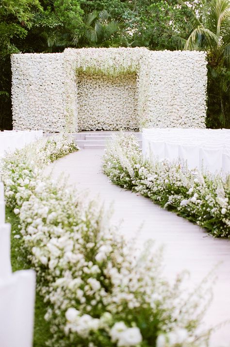 White Wedding Ceremony, White Wedding Decorations, All White Wedding, Venue Decorations, Wedding Venue Decorations, Outdoor Wedding Decorations, Salou, Ceremony Backdrop, Wedding Aisle