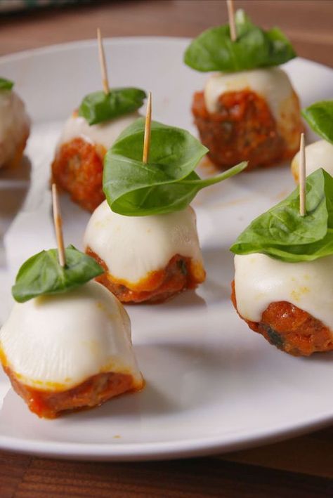 Meatball Parm Skewers   - Delish.com Light Appetizer Recipes Easy, Elegant Mini Desserts Beautiful, Italian Meatball Skewers, Christmas Small Bites, Christmas Bitesize Appetizers, Italian Small Bites, Fundraiser Appetizers, Pregnancy Safe Appetizers, Upscale Appetizers