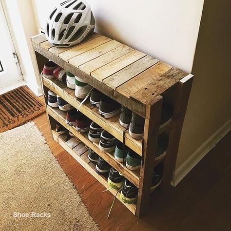 Shoe Rack Out Of Pallets, Rak Sepatu Diy, Diy Shoe Rack Ideas, Industrial Shoe Rack, Pallet Shoe Rack, Vstupná Hala, Wooden Shoe Rack, Wood Shoe Rack, Diy Shoe Rack