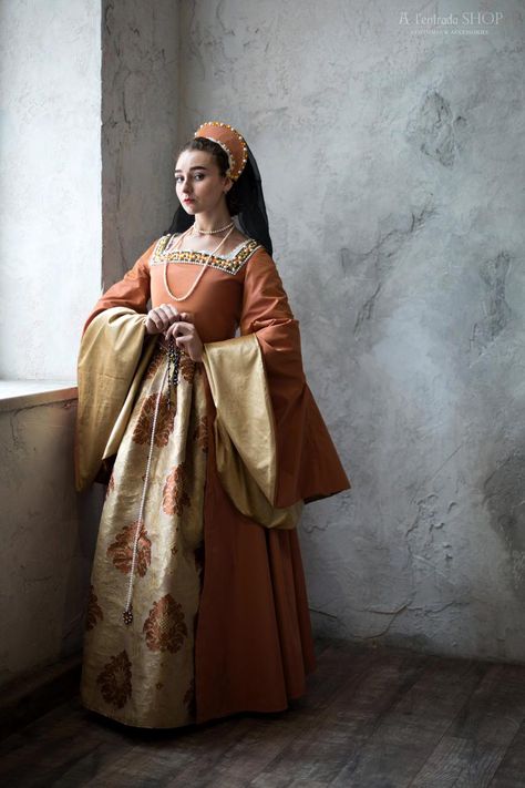 Renaissance Tudor dress. Custom made 16th century dress. Ren | Etsy Tudor Period Dress, French Hood Tudor, 16 Century Dress, Tudor Period Outfit, Tudor Dress Princesses, Rennaisance Dress, Tudor Fashion Women, Historical Dresses Medieval, 1500s Dress