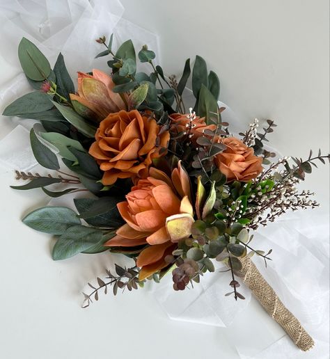 Brides Bouquet Rustic, Autumn Wedding Flower Arrangements, Orange Flowers Bouquet, Flowers Bouquet Crochet, Burnt Orange Bridal Bouquet, Wood Flower Wreath, Handmade Flower Bouquet, Wedding Bouquet Rustic, Small Bridal Bouquets