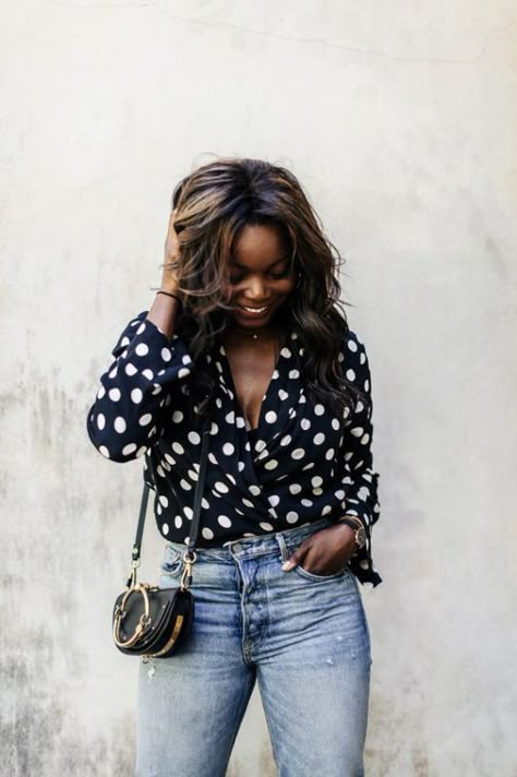 Check out these outfits with polka dots! Outfit Con Short, Polka Dots Outfit, Polka Dots Fashion, Dot Dot, Polka Dot Shirt, Zooey Deschanel, Cooler Look, Outfits Verano, Black Women Fashion