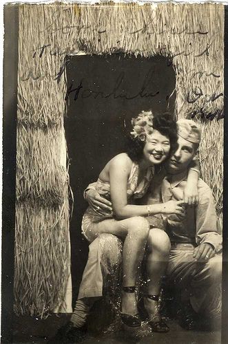 1940s couple in Hawaii 1940s Couple, Vintage Couples, Vintage Hawaii, Alternative Hair, Alternative Clothing, Vintage Life, All Shapes, Dieselpunk, Vintage Pictures