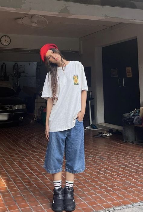 Street Style Short Women, Big Shorts Small Shirt, Baggy Long Shorts Outfit, Big Jorts Outfit Idea, Jhorts Girl Outfit Y2k, Long Shorts Style, Modest Jorts Outfit, Baggy Gym Shorts Outfit, Bershka Jorts Outfit