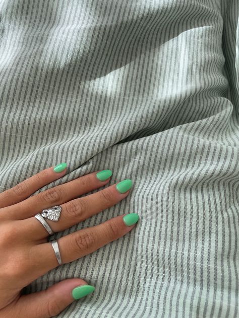 nail color green aesthetic summer nails Summer Nails On Pale Skin, Spring Plain Nails, Solid Green Acrylic Nails, Summer Nail Inspo Solid Color, Solid Spring Nails, Solid Color Spring Nails, Short Solid Color Acrylic Nails, Solid Color Short Nails, Basic Color Nails