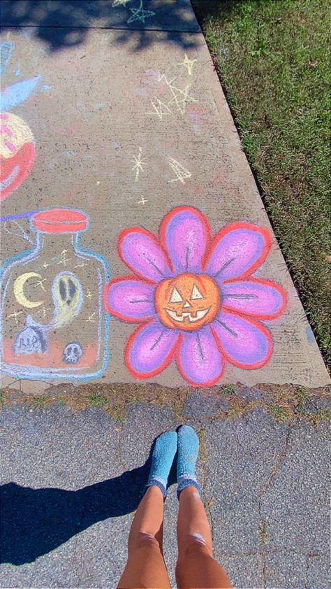 Step By Step Chalk Drawing, Easy To Draw Chalk Art, Chalk Drawing Ideas Easy, Chalk Art Halloween Ideas, Fall Chalk Art Sidewalk, Street Chalk Art Ideas, Cool Things To Draw With Chalk, Fun Things To Draw With Chalk, Chalk Halloween Art