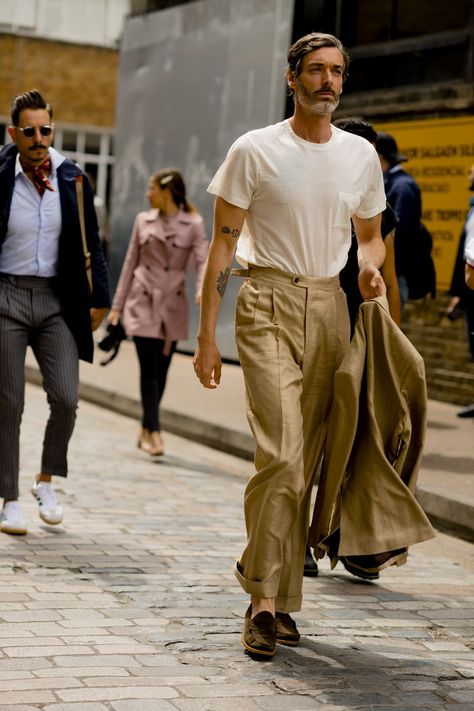 Best street style from London Fashion Week Men's SS20 | British GQ Street Style London, London Fashion Week Mens, London Fashion Week Street Style, London Fashion Weeks, Best Dressed Man, Pullover Outfit, British Outfits, Mens Fashion Week, London Street Style