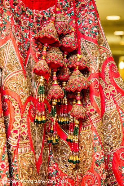 Indian bridal accesories http://www.maharaniweddings.com/gallery/photo/124833 Lehanga Tassels Latest, Black Velvet Blouse Design, Lehenga Latkan, Latkan Designs, Handwork Ideas, Blouse Hangings, Tassels Fashion Clothing, Designer Buttons, Bridal Accesories