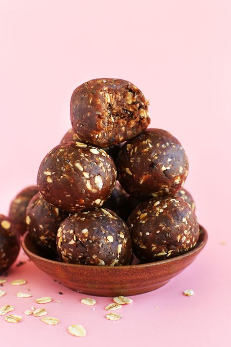 5-Ingredient Peanut Butter Cup Energy Bites Homemade Energy Bites, Light Foods, Protein Energy Bites, Healthy High Protein Snacks, Peanut Butter Energy Bites, Peanut Butter Bites, Energy Bites Recipes, Ball Recipes, Desserts Cookies