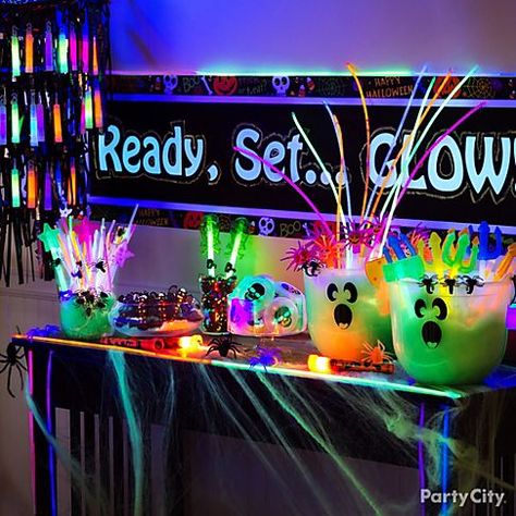 Frighteningly fun ideas for Chicago families to try this Halloween | ChicagoParent.com Glowstick Ideas, Glow Stick Party, Glow In Dark Party, Glow Birthday Party, Halloween Safety, Easy Halloween Party, Blacklight Party, Glow Birthday, Neon Birthday