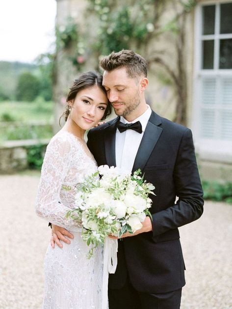 A relaxed, yet elegant English garden wedding - Alon Livne Wedding gown Alon Livne, Garden Elopement, English Garden Wedding, White Weddings, Wedding Sparrow, Garden Weddings, Wedding Picture Poses, English Wedding, Couples Photo