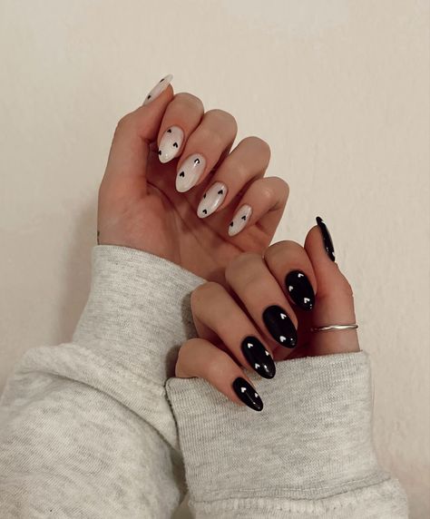 Acrylic Nails Hearts Design, Emo Heart Nails, Black Nail White Design, Black Nails And White Nails, Black Nail With White Design, Black And White Nails With Heart, Valentines Nails Black And White, Little Black Heart Nails, Easy Black And White Nail Designs