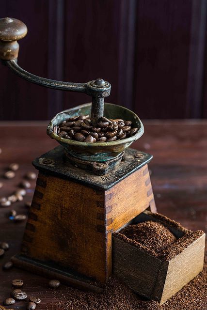 Coffee Grinder Vintage, Antique Coffee Grinder, Pause Café, Coffee Photography, Chocolate Coffee, Coffee Cafe, Coffee Grinder, Coffee Love, V60 Coffee