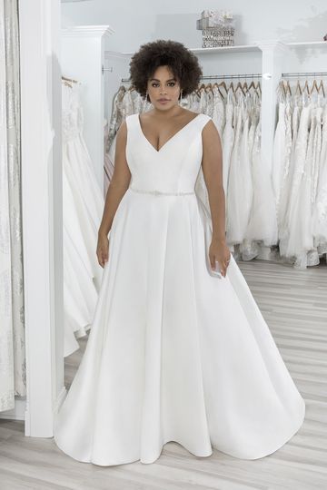 Curvy Bride Dress, Plus Size Ball Gown, Gown With Pockets, Sincerity Bridal, Plus Size Wedding Gowns, Curvy Bride, Minimalist Wedding Dresses, Wedding Dresses Beaded, Beaded Belt