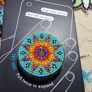 ❌SOLD❌ Beaded Popsocket, Phone Popsockets, Indigenous Beadwork, Beading Designs, Pop Sockets, Beaded Earrings Native, Beaded Art, Beautiful Beadwork, Pop Socket