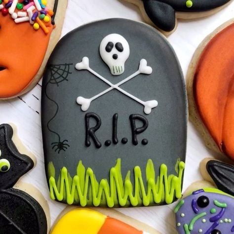 VIDEO Graceful Baker, Plat Halloween, Halloween Sugar Cookies Decorated, Halloween Deserts, Skull Cookies, Halloween Cake Decorating, Halloween Cookies Decorated, Royal Iced Cookies, Halloween Sugar Cookies