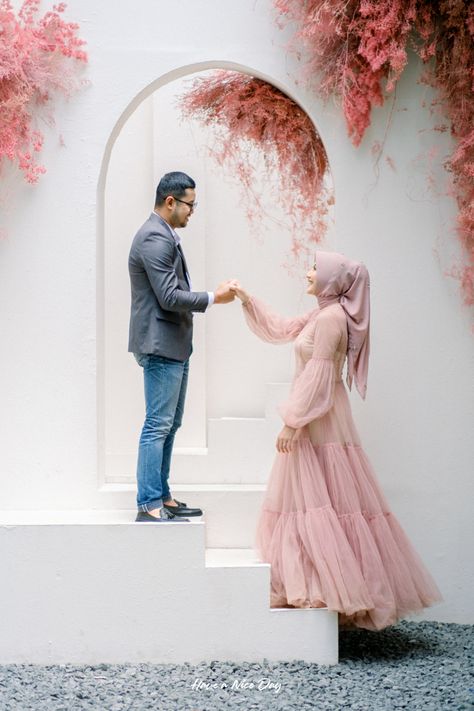 Prewedding Ideas Casual Hijab, Prewed Indoor, Prewed Studio, Prewedding Ideas, Pink Hijab, Pre Wedding Photoshoot Outfit, Pre Wedding Photoshoot Outdoor, Wedding Chair Decorations, Romantic Wedding Inspiration