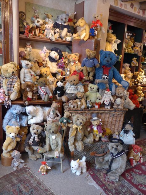 It must be a teddy bears reunion. Teddy Bear Collection Display, Teddy Bear Handmade, Classic Teddy Bear, Teddy Bear Shop, Old Teddy Bears, Mini Teddy Bears, Steiff Teddy Bear, Antique Teddy Bears, Teddy Bear Pictures