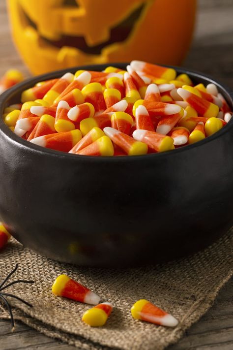 Love!Love!Love!🧡🖤🧡🖤🧡🖤🧡🖤🎃 Candy Corn Bowl, Candy Corn Pictures, Candy Corn Aesthetic, Halloween Abc, Candy Corn Candles, Candy Corn Recipe, Candy Corn Halloween, Fall Candy, Autumn Party