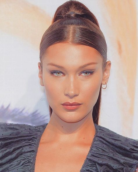 Bella Hadid Hair, Slick Ponytail, Slicked Back Ponytail, Weave Hairstyles Braided, High Ponytail Hairstyles, Middle Part Hairstyles, Guest Hair, Makeup Glam, Ball Hairstyles