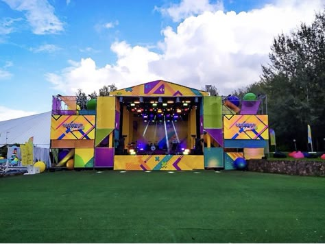 Booth Festival Design, Music Festival Stage Design Outdoor, Outdoor Stage Design, Festival Stage Design, Event Entrance Arch Design, Event Entrance Arch, Event Booth Design, Festival Stage, Event Entrance