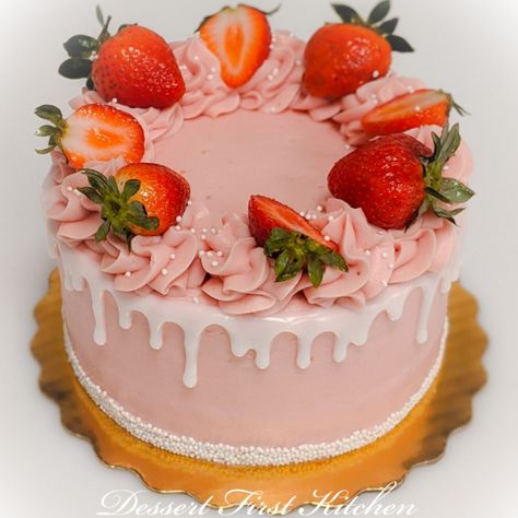 Strawberry Mini Cakes Ideas, Pink Birthday Cake Strawberry, Pink Cake With Strawberries On Top, Cake With Strawberries Decorating, Cute Strawberry Cake Aesthetic, Strawberry Fondant Cake, Strawberry Vanilla Cake Decoration, Cake Topped With Strawberries, Pink Cake Strawberry