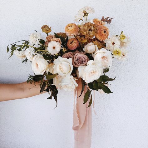 Earth Tone Wedding, Neutral Wedding, Deco Floral, Bouquet Of Flowers, Wedding Mood, Bride Bouquets, Floral Bouquets, Palm Springs, Pretty Flowers